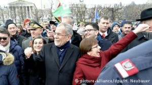 Εκατοντάδες υποστηρικτές του φαν ντερ Μπέλεν τον συνόδευσαν στο προεδρικό μέγαρο