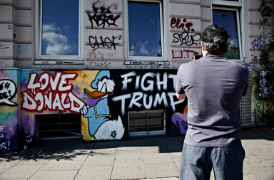 Street scenes from Hamburg, Germany on Jul. 6, 2017. More than 100,000 demonstrators are expected to descend on Hamburg ahead of the two-day summit which opens on Friday, July 7, 2017. / Στιγμιότυπα απο το Αμβούργο στις 6 Ιουλίου, 2017. Οι ηγέτες των 20 ισχυρότερων οικονομιών θα συναντηθούν στο Αμβούργο όπου αναμένεται να συγκεντρωθούν πάνω απο 100 χιλιάδες διαδηλωτές.