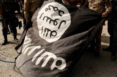 Iraqi soldiers pose with the Islamic State flag along a street of the town of al-Shura, which was recaptured from Islamic State (IS), south of Mosul, Iraq October 30, 2016.   To match Special Report MIDEAST-CRISIS/IRAQ-INFORMER      REUTERS/Zohra Bensemra/File Photo