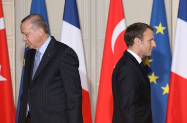 French President Emmanuel Macron (R) and  Turkish President Recep Tayyip Erdogan walk during a joint press conference at the Elysee Palace in Paris, France, January 5, 2018.   REUTERS/Ludovic Marin/Pool