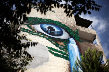 A mural on a apartment building in Thessaloniki, Greece on Sept. 25, 2014. / Γκράφιτι σε πολυκατοικία της Θεσσαλονίκης, Ελλάδα στις 25 Σεπτ. 2014.